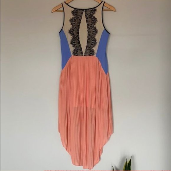 Pleats & Lace Romantic Dress (S) - Picture 2 of 5